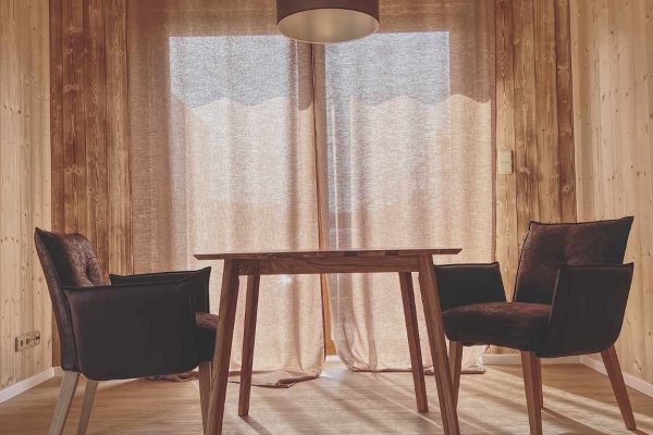 Modulovy dum Anna 48 m²  - obyvaci pokoj - jidelni stul - SIP p