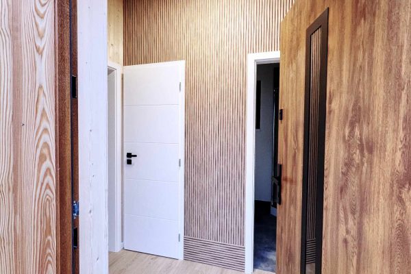 Modulovy dum Anna 48 m² - exterier - otevrene dvere - vstup - S