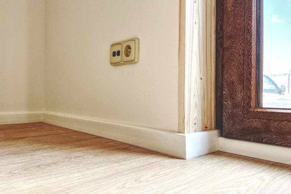 Modulovy dum Anna - detail podlahova lista - okno - zasuvky - SI